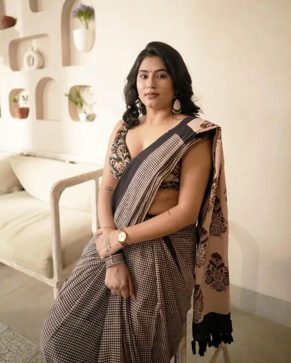 Black_Cotton_Checks_Printed_Mul_Saree_With_Tassels_For_Women